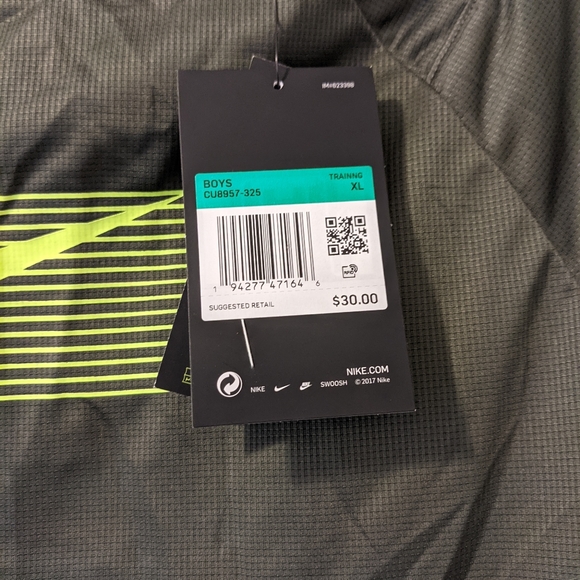 **flawed** NWT boys XL Nike long sleeved dri fit shirt - Picture 6 of 6